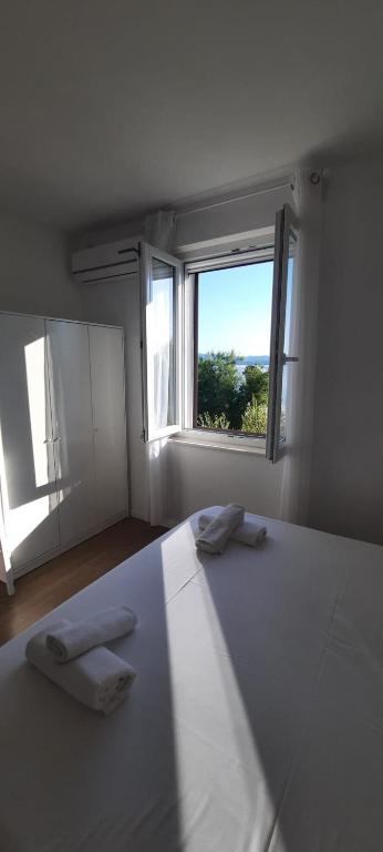 Postel nebo postele na pokoji v ubytování Beach apartment KATE with sea view, balcony and parking, MURTER, DALMATIA
