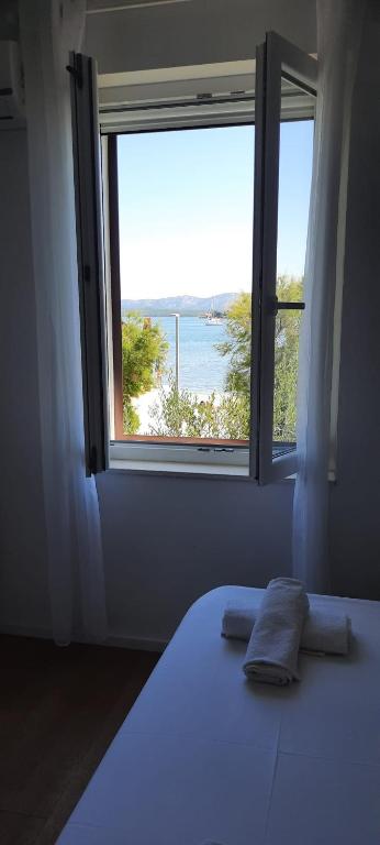 Postel nebo postele na pokoji v ubytování Beach apartment KATE with sea view, balcony and parking, MURTER, DALMATIA