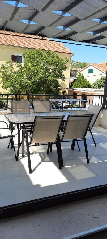 Balkón nebo terasa v ubytování Beach apartment KATE with sea view, balcony and parking, MURTER, DALMATIA
