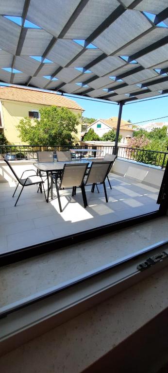 Balkón nebo terasa v ubytování Beach apartment KATE with sea view, balcony and parking, MURTER, DALMATIA