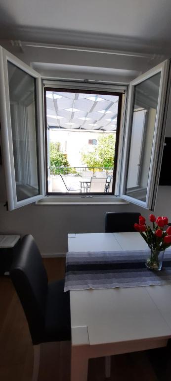 Posezení v ubytování Beach apartment KATE with sea view, balcony and parking, MURTER, DALMATIA
