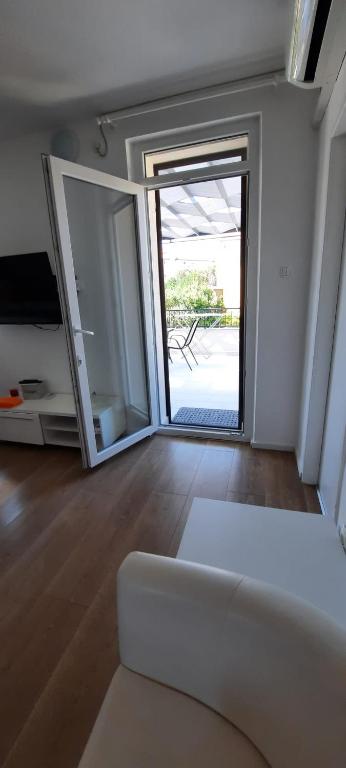 TV a/nebo společenská místnost v ubytování Beach apartment KATE with sea view, balcony and parking, MURTER, DALMATIA