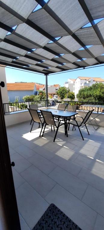 Balkón nebo terasa v ubytování Beach apartment KATE with sea view, balcony and parking, MURTER, DALMATIA