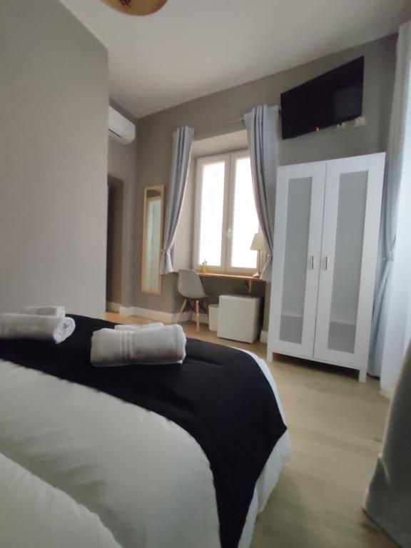 Postel nebo postele na pokoji v ubytování Manno Rooms Affittacamere