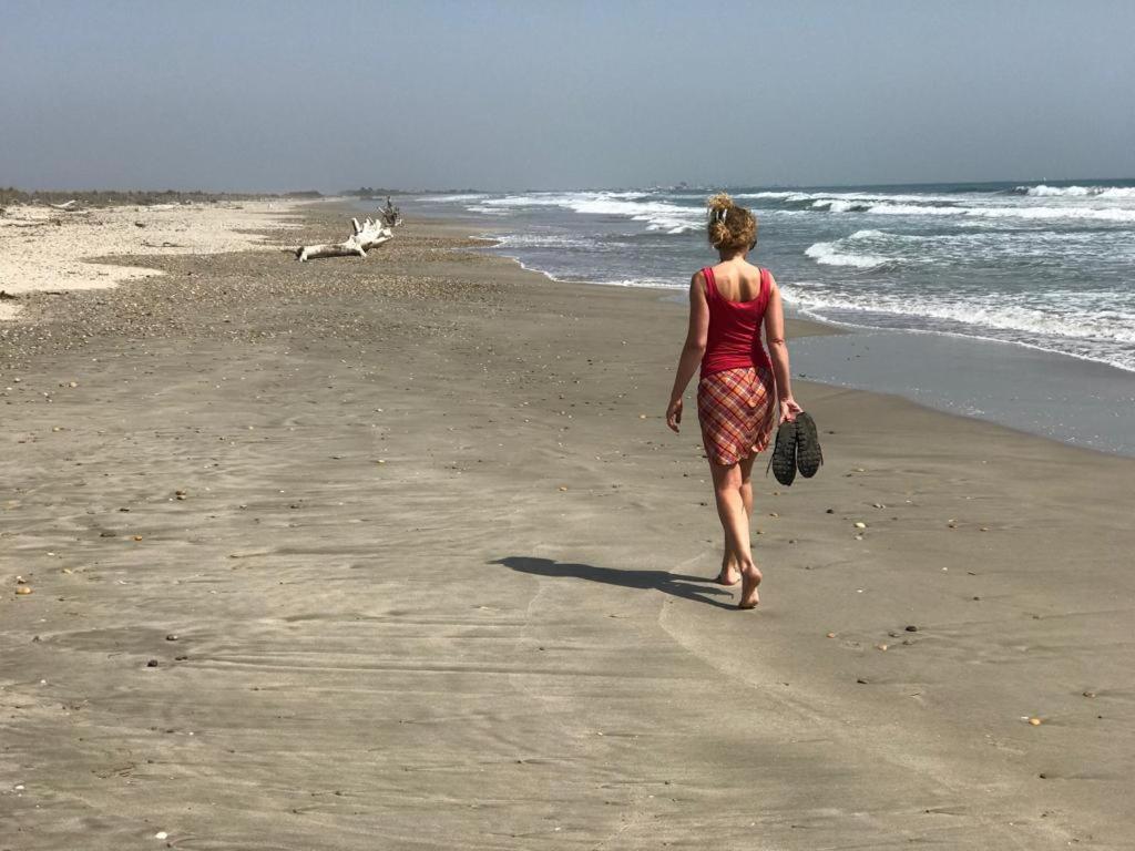 Une femme se promenant sur la plage près de l'océan dans l'établissement Stunning Medieval Getaway, à Vic-la-Gardiole