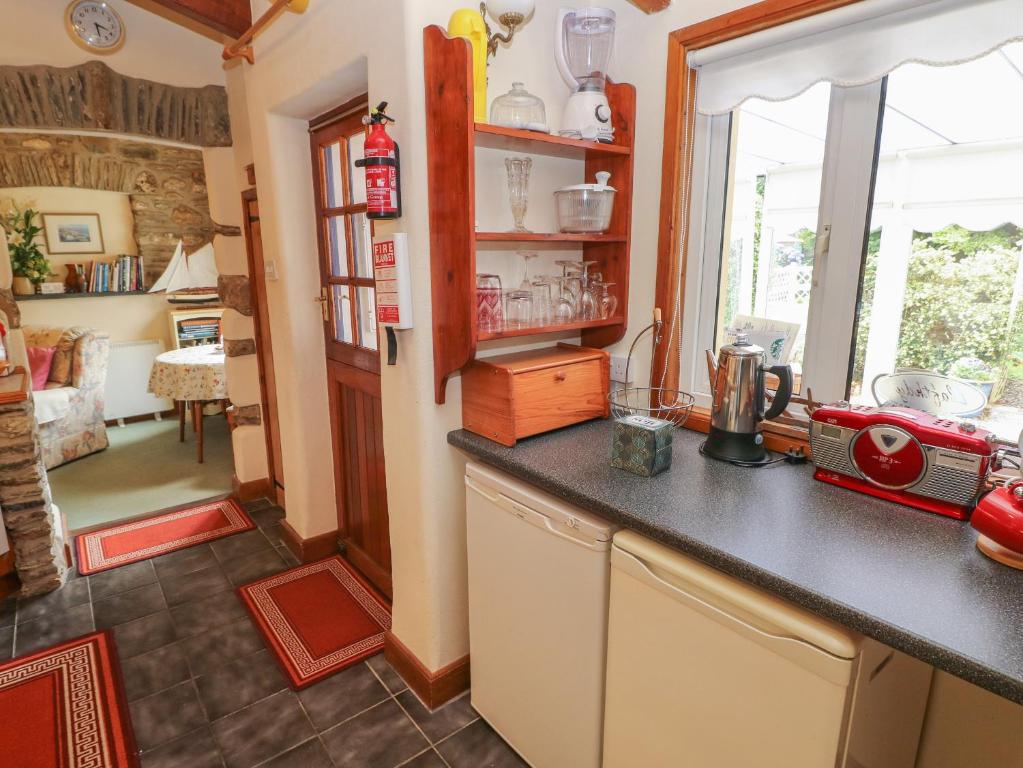 Kuchyň nebo kuchyňský kout v ubytování Llaethdy Cottage