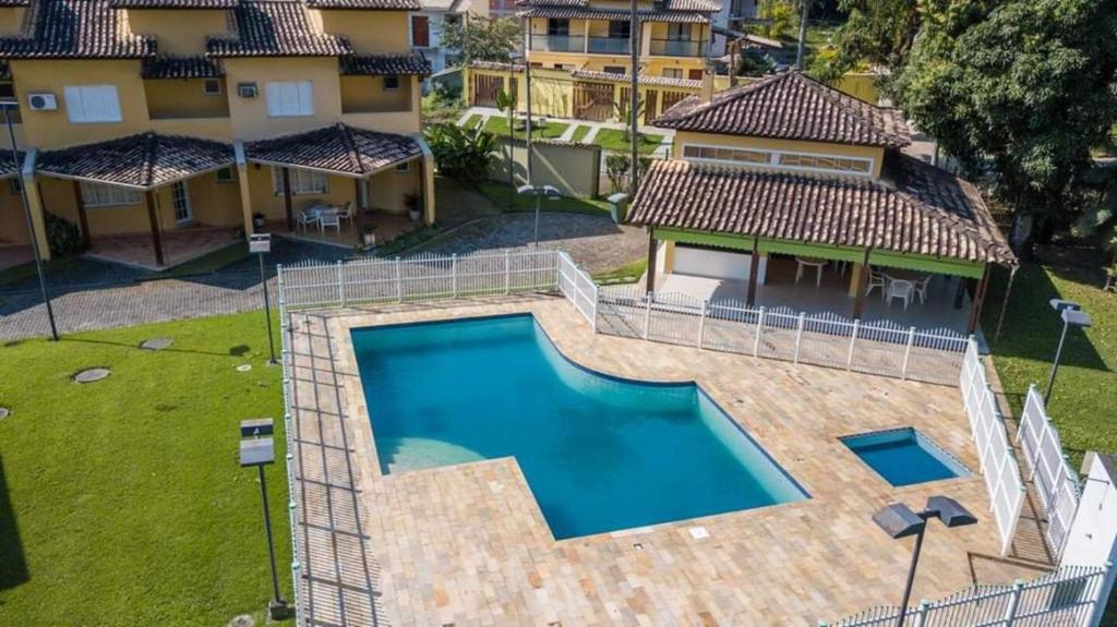 uma vista aérea de uma casa com piscina em Casa em Paraty - RJ Cond. Fechado em Paraty