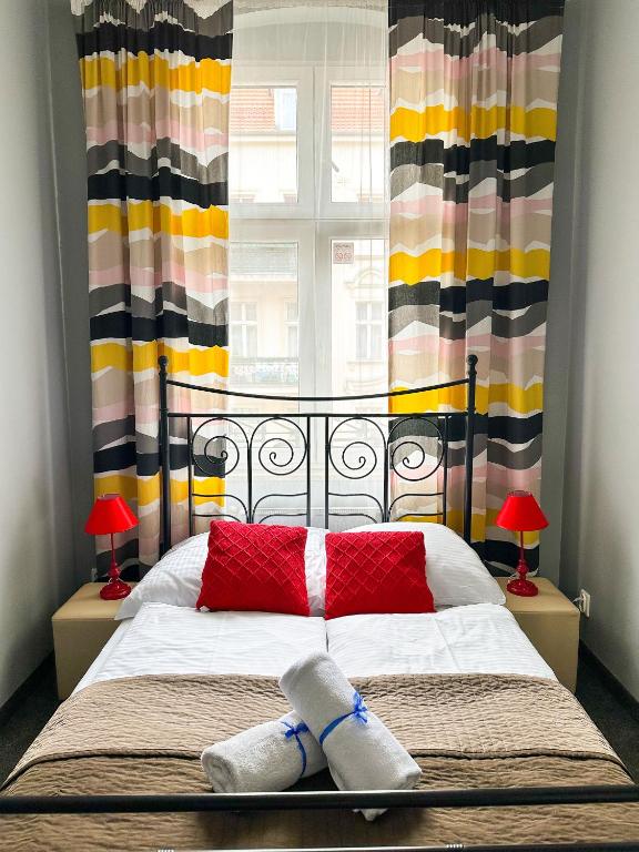 Postel nebo postele na pokoji v ubytování Expolis Residence - City Center MTP TARGI - 24h #betterthanyourEX