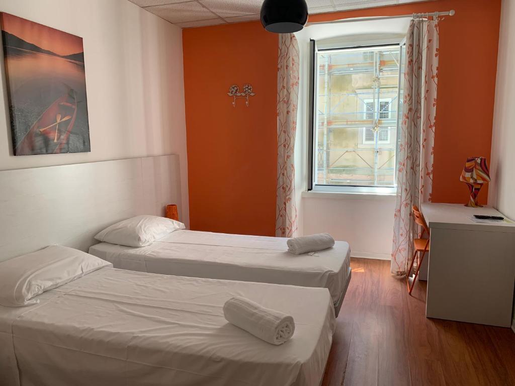 Habitación con 2 camas y ventana en Smart Accomodation, en Trieste