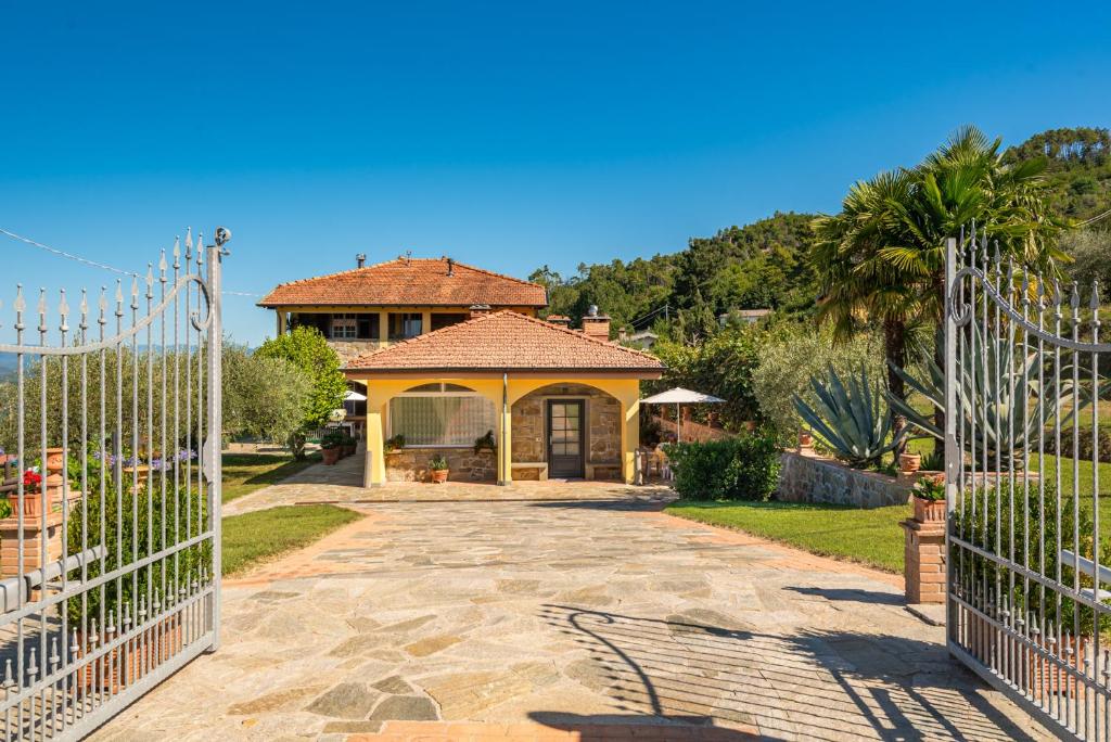 a house with a gate in front of it at Casa vacanze Ester in Polverara