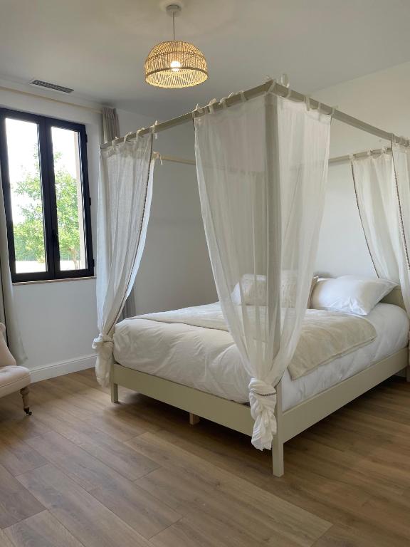 Postel nebo postele na pokoji v ubytování Château de la Busquette -
