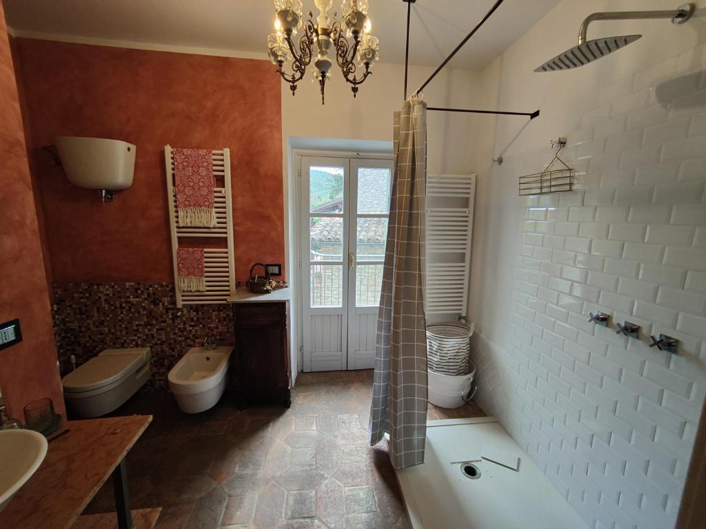 La salle de bains est pourvue d'une baignoire, de toilettes et d'un lavabo. dans l'établissement Casa Etrusca, à Città di Castello