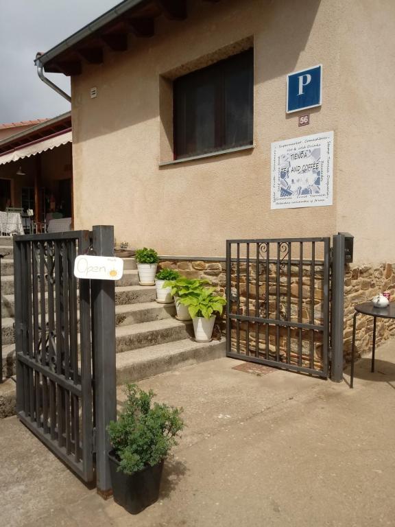 una puerta frente a un edificio con macetas en Pension Gabino (rooms) en El Ganso