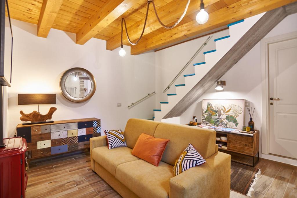 salon z kanapą i schodami w obiekcie L'Oasi nel Borgo w mieście Monteroduni