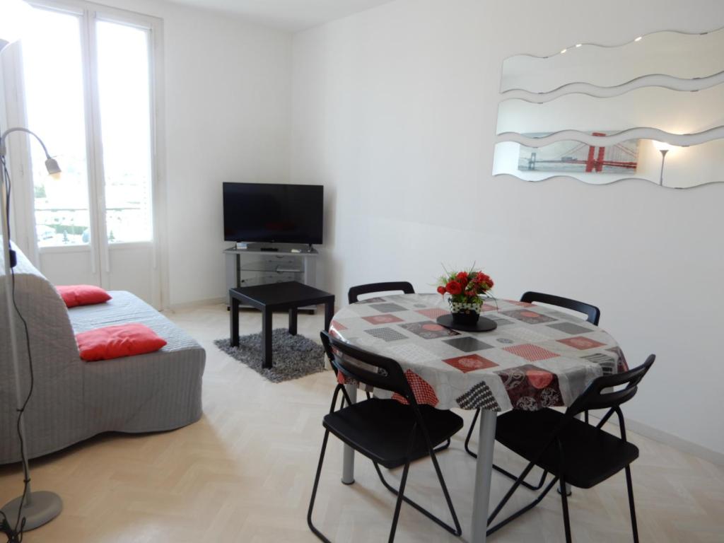 uma sala de estar com uma mesa e um sofá em Appartement La Vue Mers avec vue panoramique et balcon, 100 m plage, vélos fournis VILLA CAPRICIOSA, petit dejeuner en option em Mers-les-Bains