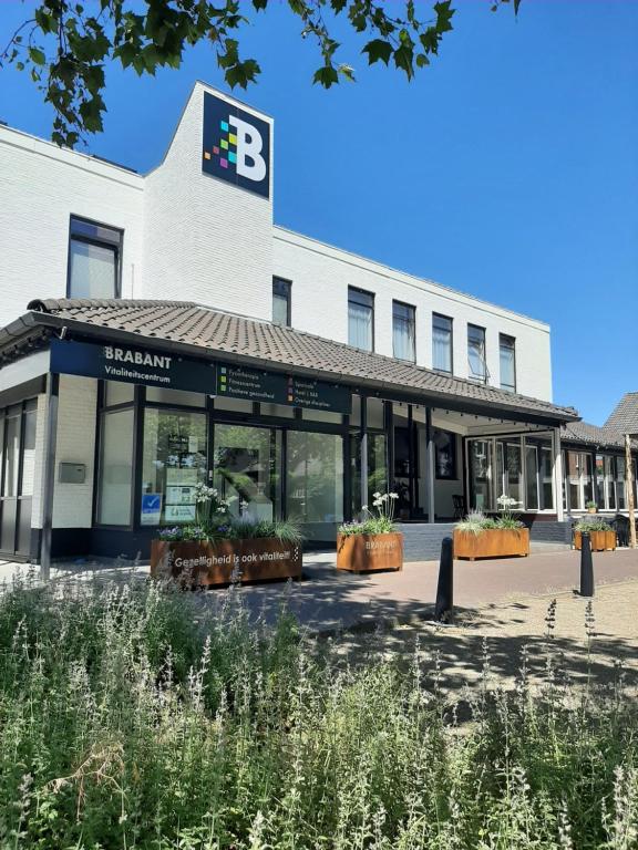 een uitzicht op de voorzijde van het bramham-gebouw bij Vitaliteitscentrum Brabant in Vierlingsbeek