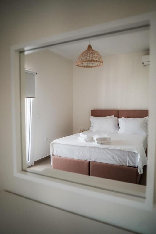 Postel nebo postele na pokoji v ubytování Twin Suns Luxury Villas