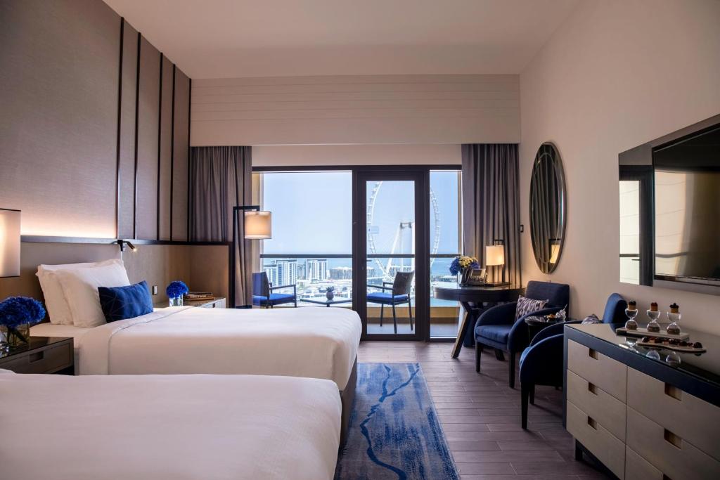 Postel nebo postele na pokoji v ubytování Amwaj Rotana, Jumeirah Beach - Dubai