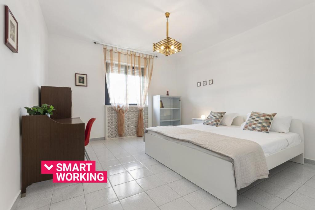 een slaapkamer met een groot wit bed in een kamer bij Casa Giovanna by Wonderful Italy in Bari