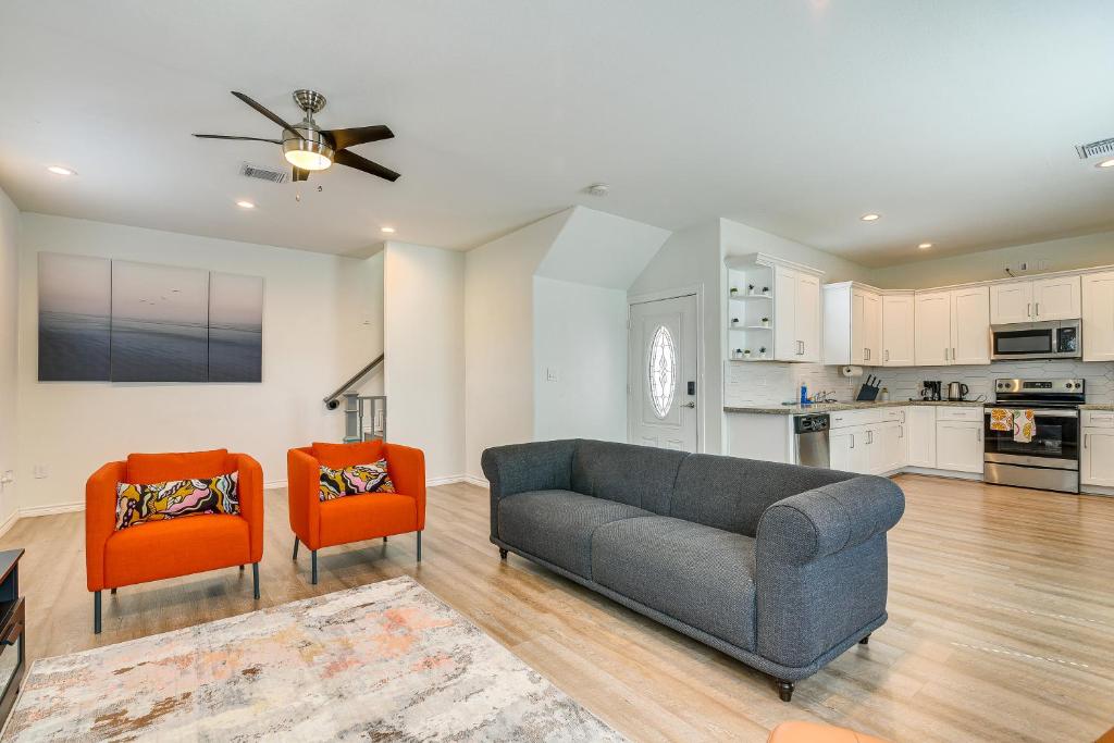 un soggiorno con divano e 2 sedie arancioni di Modern Houston Haven Near Downtown Attractions! a Houston