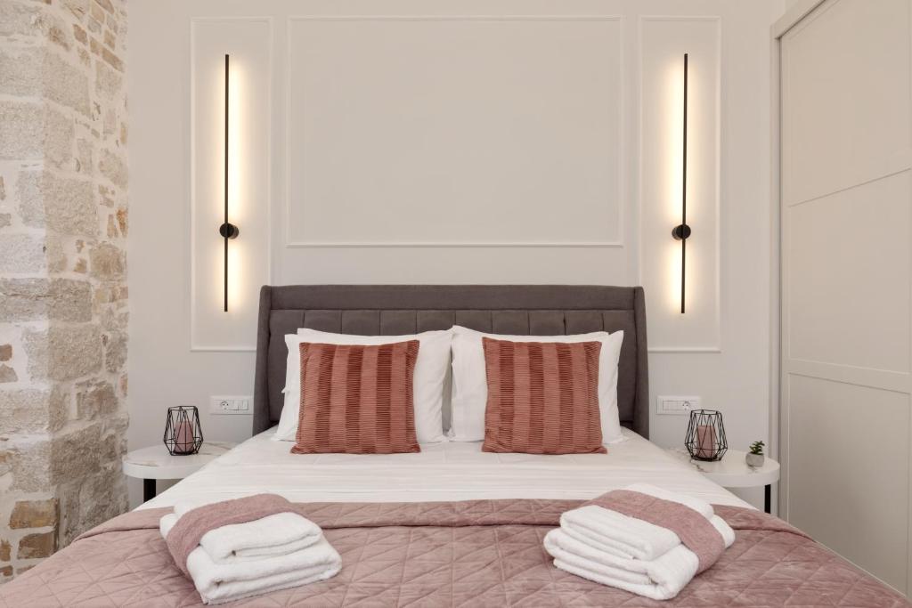 Modern-Vintage Old Town Suites - 16