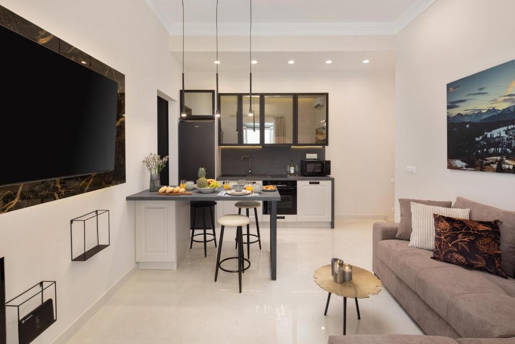 Modern-Vintage Old Town Suites - 5