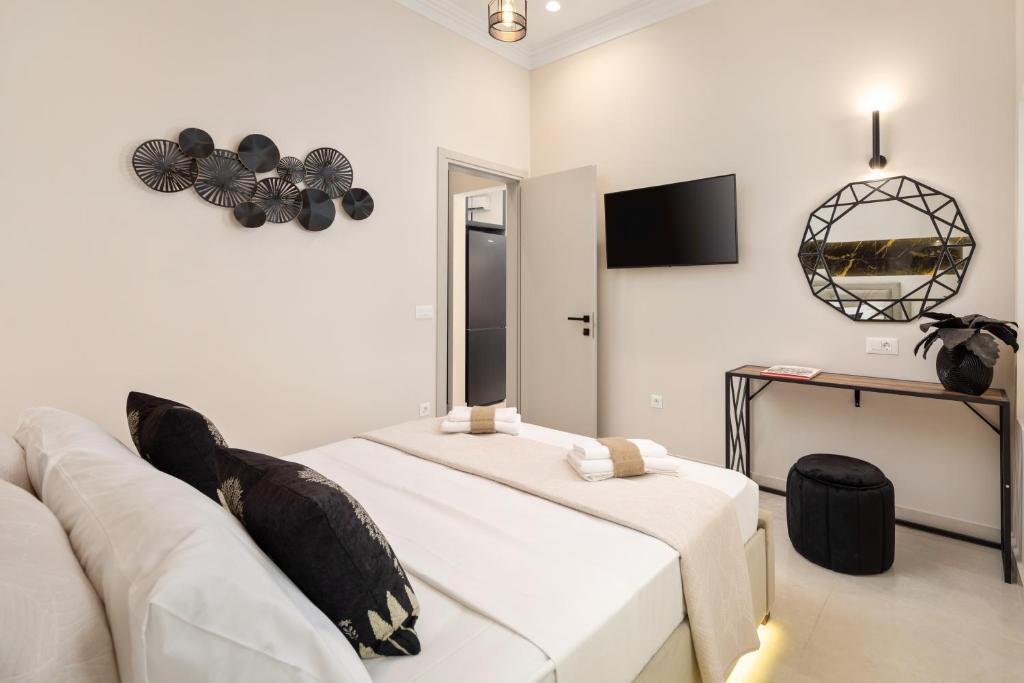 Modern-Vintage Old Town Suites - 2