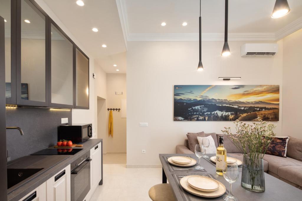 Modern-Vintage Old Town Suites - 3