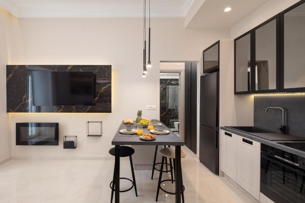 Modern-Vintage Old Town Suites - 6