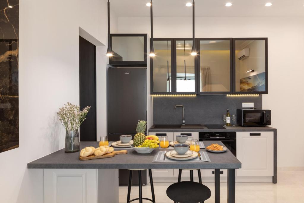 Modern-Vintage Old Town Suites - 4