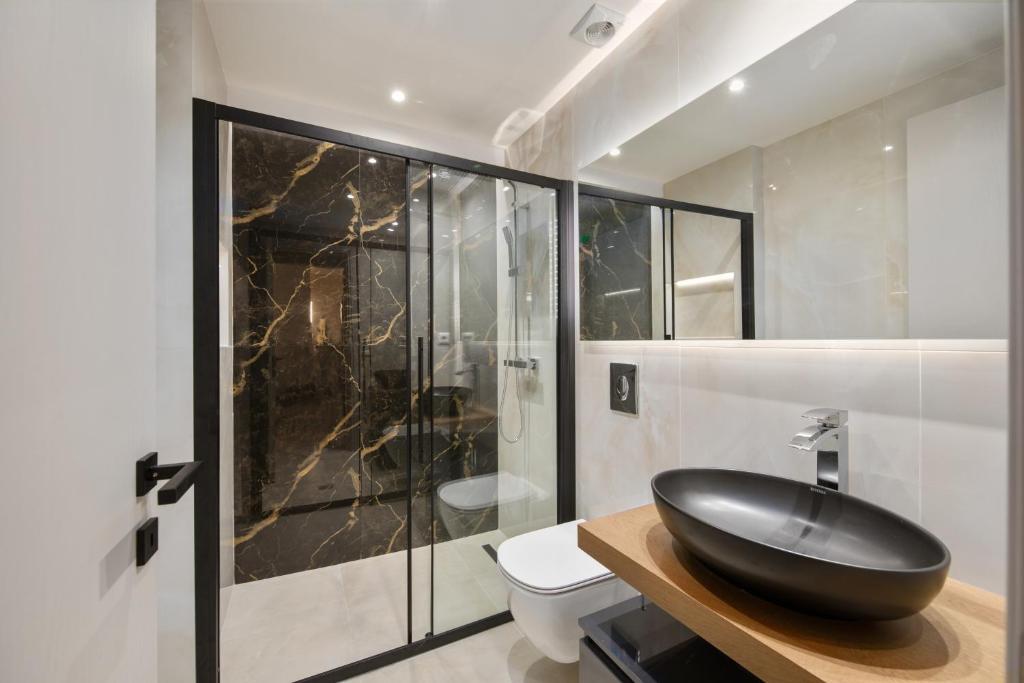 Modern-Vintage Old Town Suites - 9