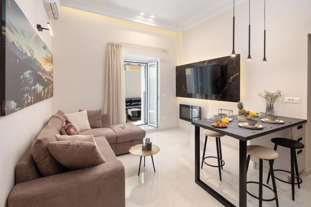 Modern-Vintage Old Town Suites - 7