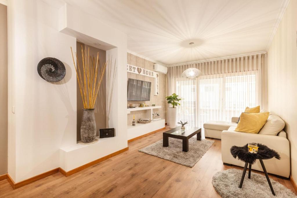 un soggiorno con divano e tavolo di Apartamento Girassol - Minho's Guest a Braga