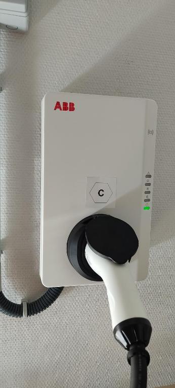 - un appareil blanc avec un sèche-cheveux dans l'établissement A la bonne étape, à Sassenay