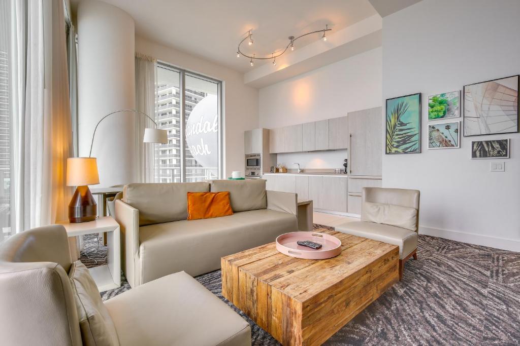 een woonkamer met een bank en een tafel bij Steps to Sand Ocean-View Condo in Hollywood in Hollywood