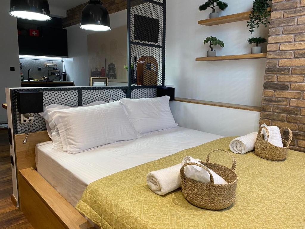 een slaapkamer met een bed met twee manden erop bij ladadikathess in Thessaloniki