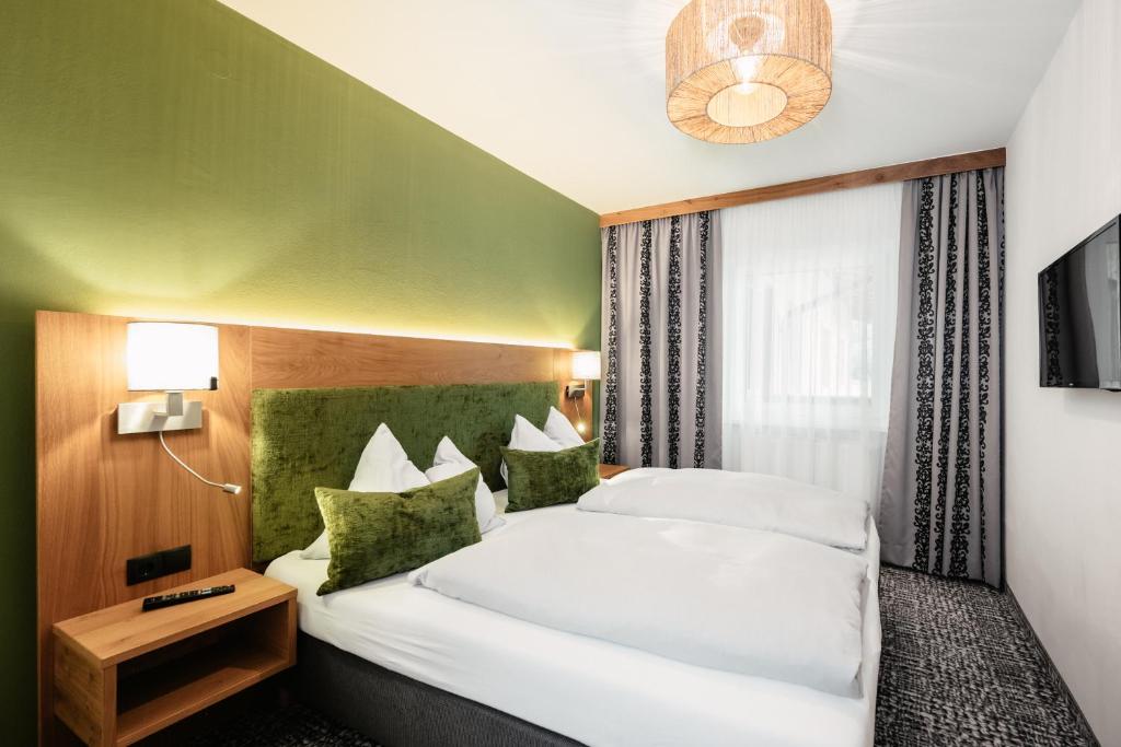 Postel nebo postele na pokoji v ubytování Hotel Schützenhof