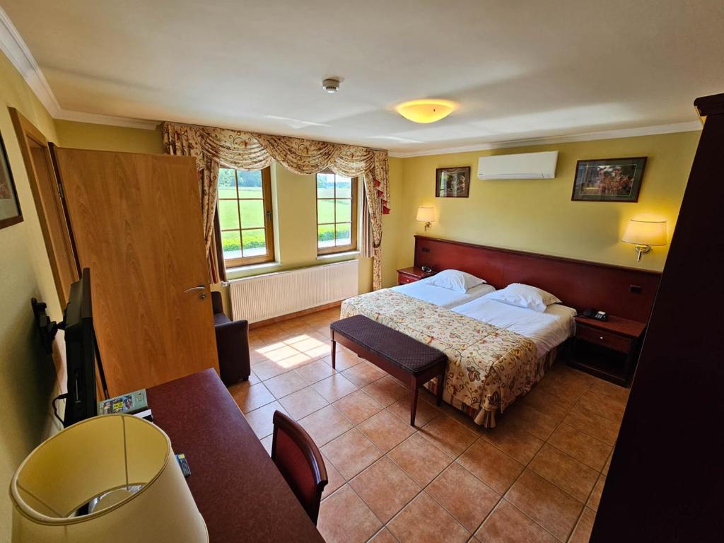 Postel nebo postele na pokoji v ubytování Logis Hôtel Le Menobu