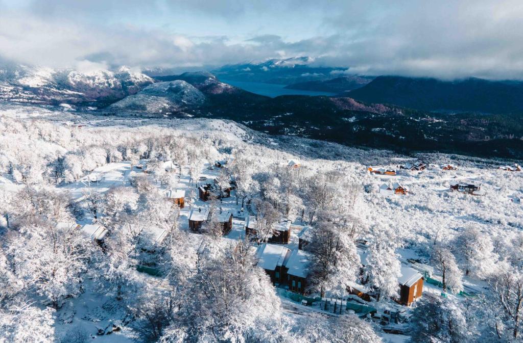 una vista aérea de un pueblo cubierto de nieve en El Refugio Ski & Summer Lodge en San Martín de los Andes