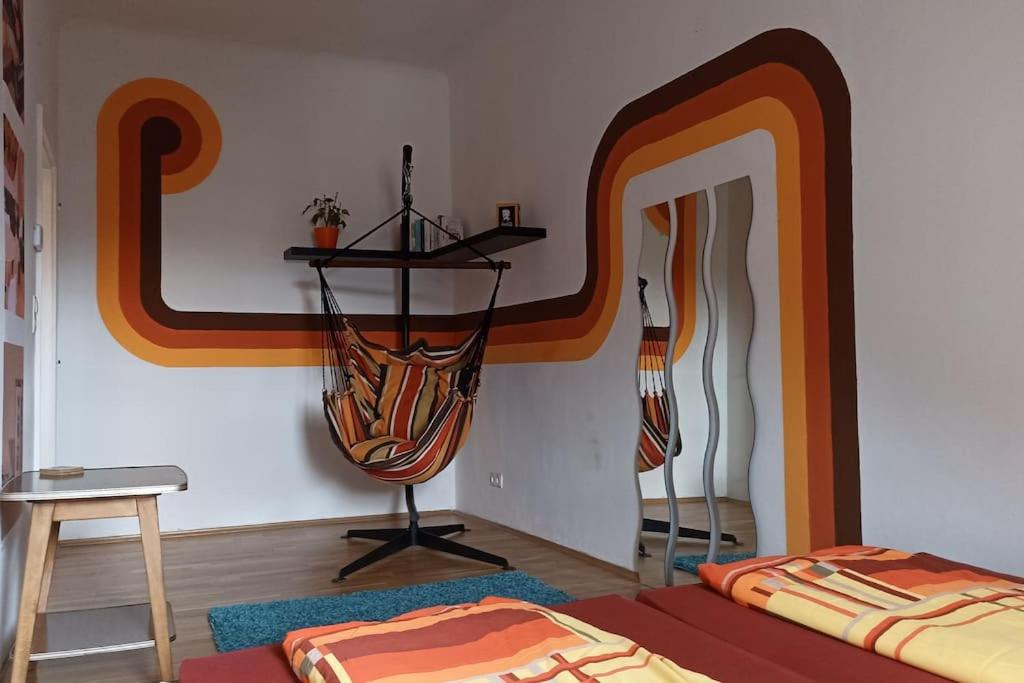 En eller flere senge i et værelse på Retrowohnung im Herzen von Graz