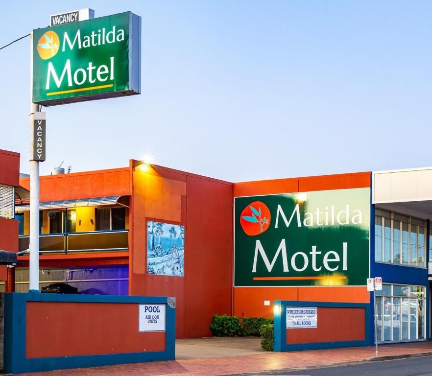 um sinal de motel Mobilia em frente a um edifício em Matilda Motel em Bundaberg