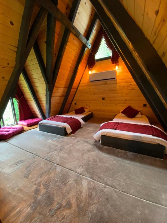 um quarto com 2 camas num sótão em İnoravadi em Çamlıhemşin