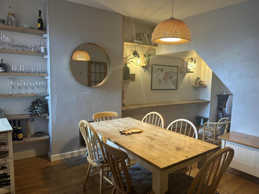 een eetkamer met een houten tafel en stoelen bij Serene Bristol Home with Sunny Patio Garden in Bristol