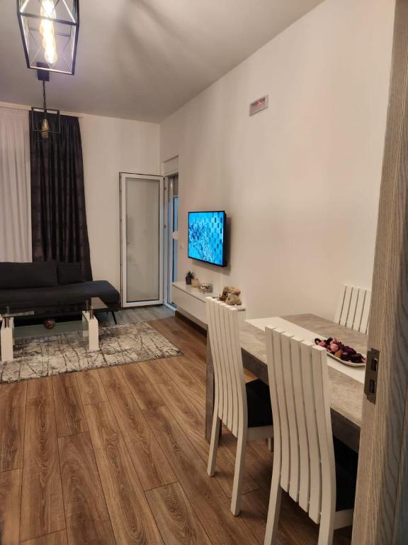 Televízia a/alebo spoločenská miestnosť v ubytovaní Apartment minutes away from the beach