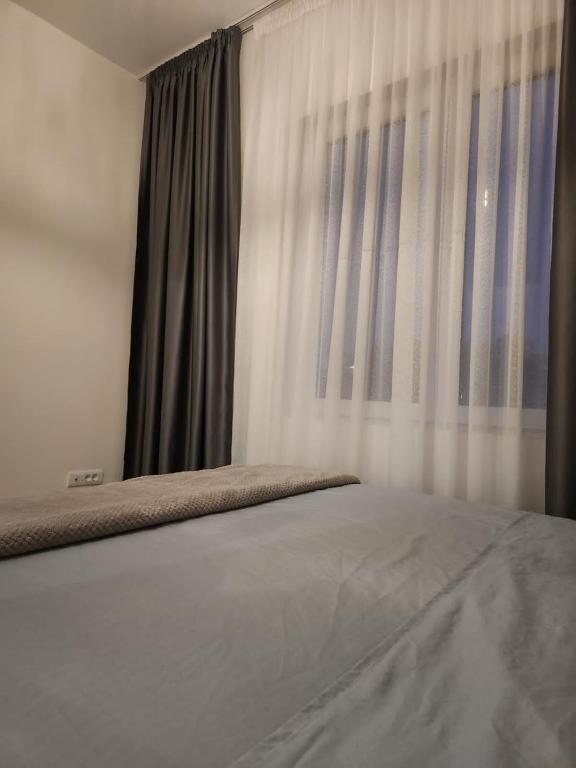 Posteľ alebo postele v izbe v ubytovaní Apartment minutes away from the beach