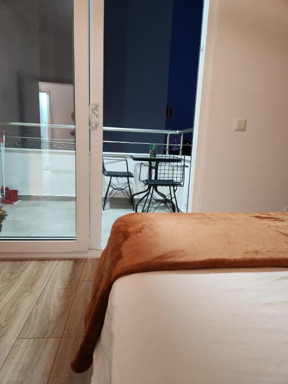 Posteľ alebo postele v izbe v ubytovaní Apartment minutes away from the beach