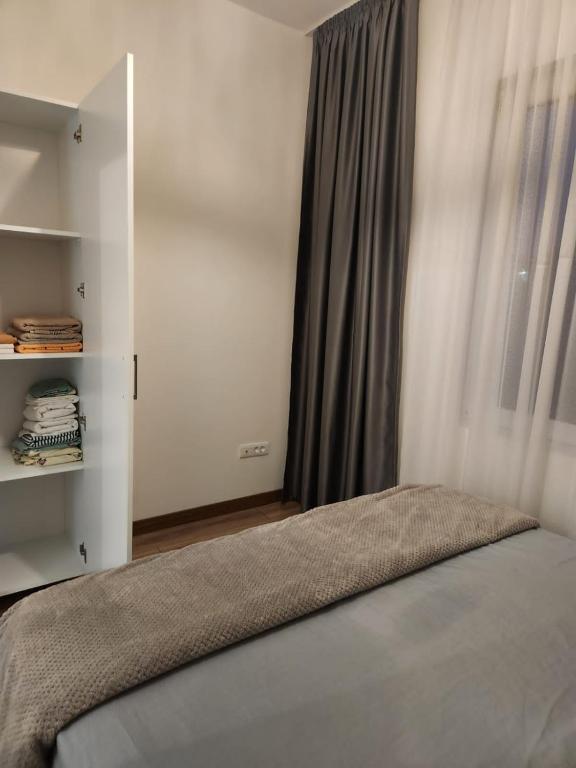Posteľ alebo postele v izbe v ubytovaní Apartment minutes away from the beach