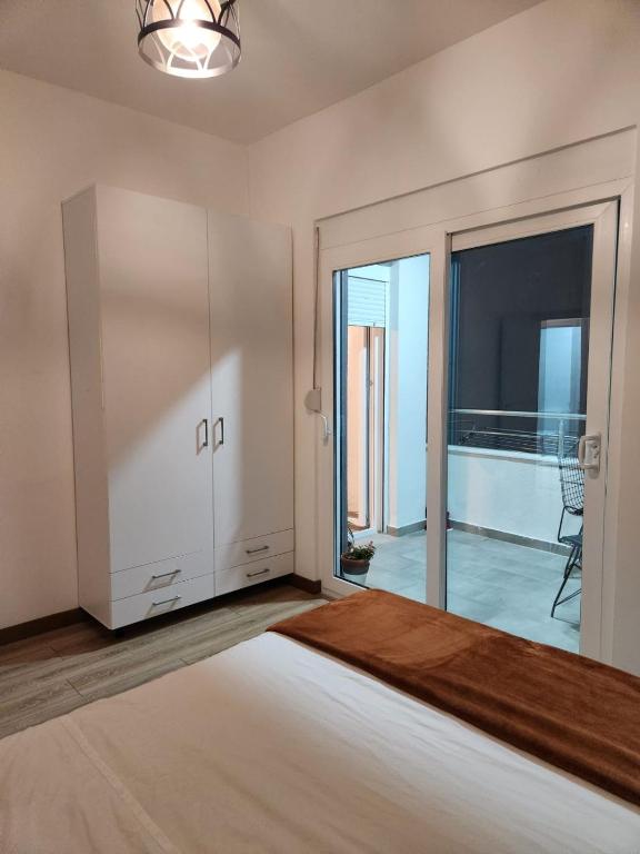 Posteľ alebo postele v izbe v ubytovaní Apartment minutes away from the beach