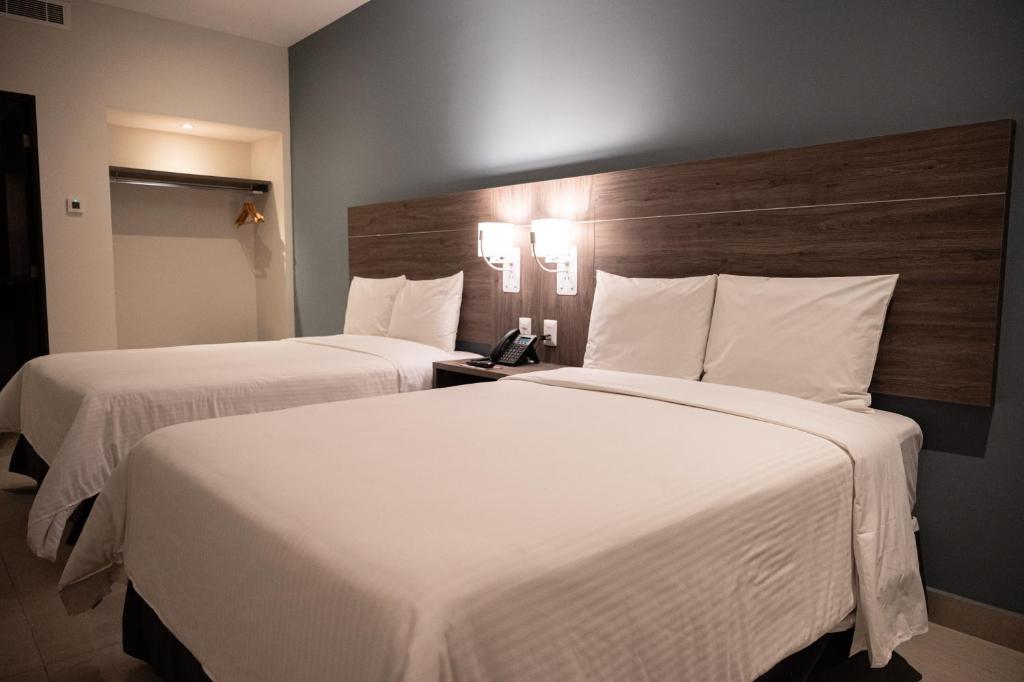 Un pat sau paturi într-o cameră la Hotel Centria