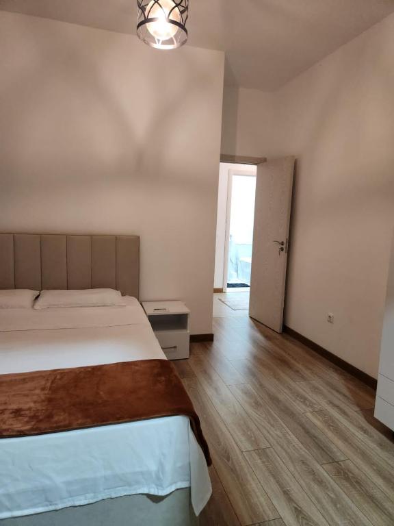 Posteľ alebo postele v izbe v ubytovaní Apartment minutes away from the beach